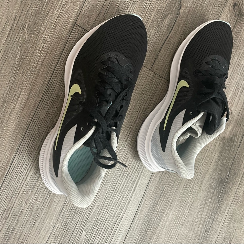 New without tag/box Nike running shoes size 8